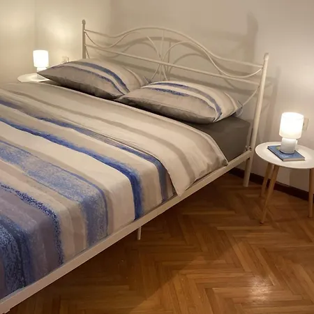 Niko - Self Check - In * Split